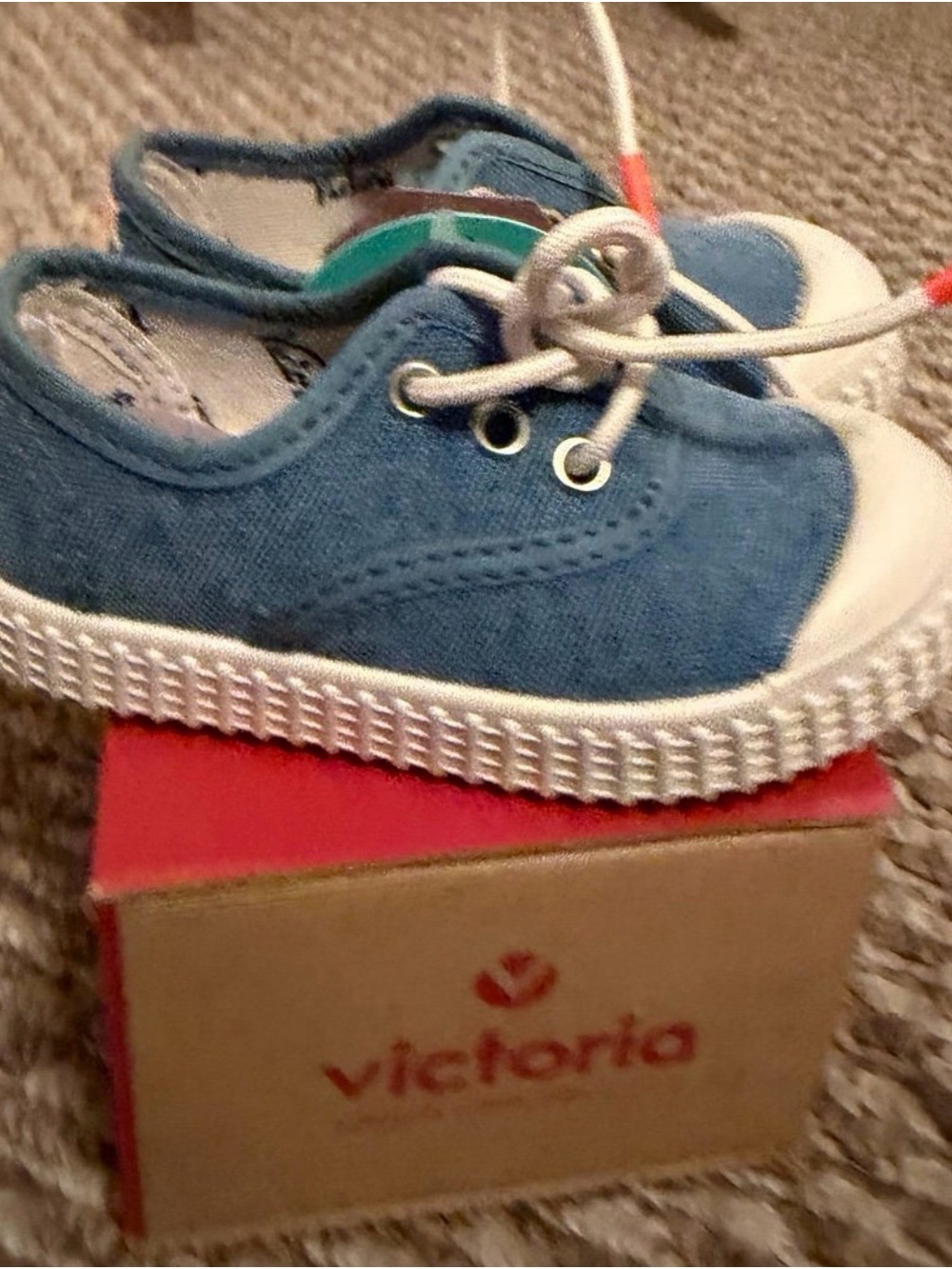 Victoria shoes/size 22